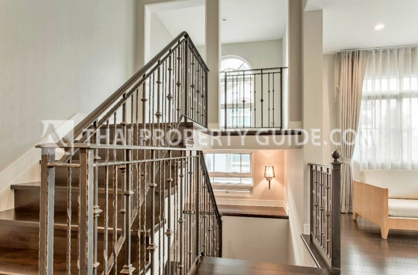 House with Shared Pool in Bangnatrad : Nantawan Bangna Km.7 